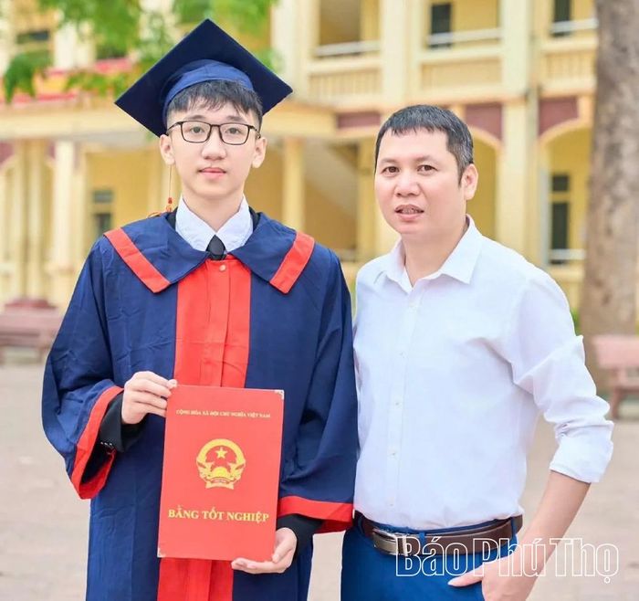Thủ khoa Ngô Xuân Tùng và thầy giáo Ngô Xuân Lợi - người bố, người thầy, người tiếp lửa đam mê cho em.