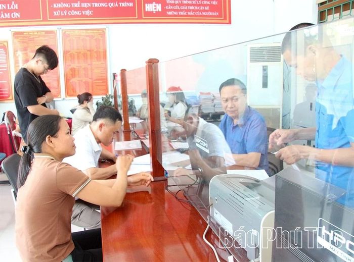 Phát huy tinh thần trách nhiệm, cán bộ UBND xã Mường Động làm thêm giờ để giải quyết công việc phục vụ Nhân dân.