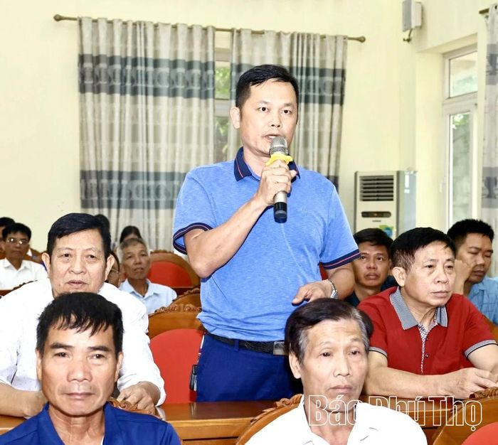 Cử tri xã Vĩnh Tường phát biểu ý kiến tại buổi tiếp xúc.