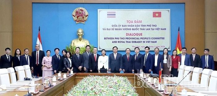 Chủ tịch UBND tỉnh Phú Thọ Trần Duy Đông, Đại sứ Vương quốc Thái Lan tại Việt Nam - Bà Urawadee Sriphiromya cùng các đại biểu tham dự tọa đàm giữa UBND tỉnh và Đại sứ quán Vương quốc Thái Lan tại Việt Nam tháng 3 năm 2026.