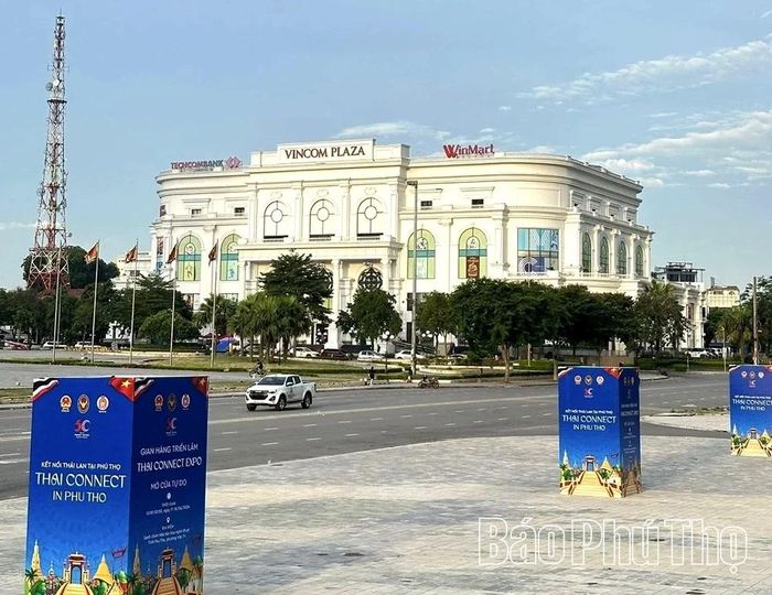 Pa nô giới thiệu Chương trình “Kết nối Thái Lan tại Phú Thọ năm 2026” hiện diện trên những trục đường chính của phường Việt Trì.