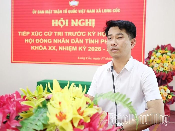 Lãnh đạo UBND xã Long Cốc báo cáo, giải trình một số nội dung cử tri kiến nghị tại buổi tiếp xúc.