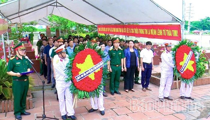 Các đại biểu thực hiện nghi lễ dâng hương các Anh hùng liệt sĩ trước khi tiến hành lấy mẫu giám định.