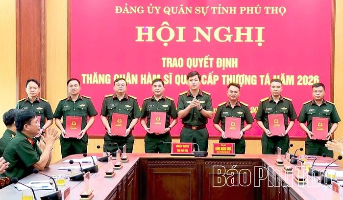 Đồng chí Phó Bí thư Thường trực Đảng ủy Quân sự tỉnh, Chính ủy Bộ CHQS tỉnh Lương Hoàng Giang trao quyết định thăng quân hàm cấp Thượng tá cho các đồng chí sĩ quan.