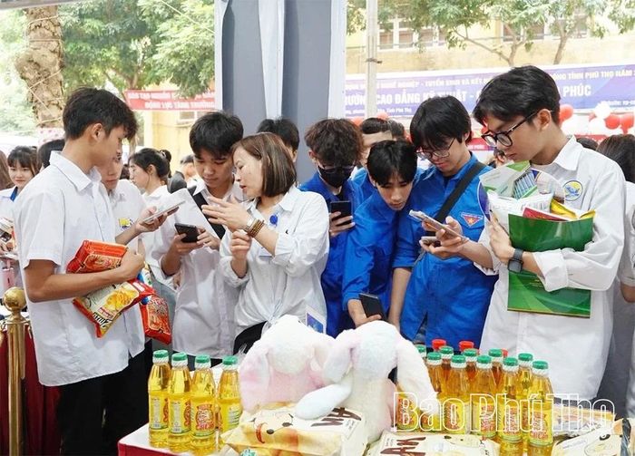 Doanh nghiệp may mặc TAL (KCN Bá Thiện II) tổ chức ngày hội việc làm, thu hút đông đảo lao động tham gia.