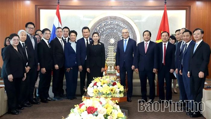 Bí thư Tỉnh ủy Phạm Đại Dương cùng Đại sứ Vương quốc Thái Lan tại Việt Nam và các đại biểu chụp ảnh lưu niệm.