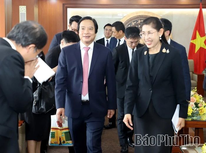 Bí thư Tỉnh ủy Phạm Đại Dương và Phó Bí thư Tỉnh ủy Nguyễn Mạnh Sơn cùng Đại sứ Urawadee Sriphiromya gặp gỡ, trao đổi cùng đại biểu