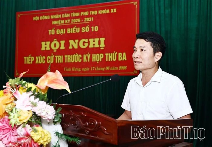 Cử tri xã Vĩnh Hưng phát biểu ý kiến tại hội nghị tiếp xúc cử tri.