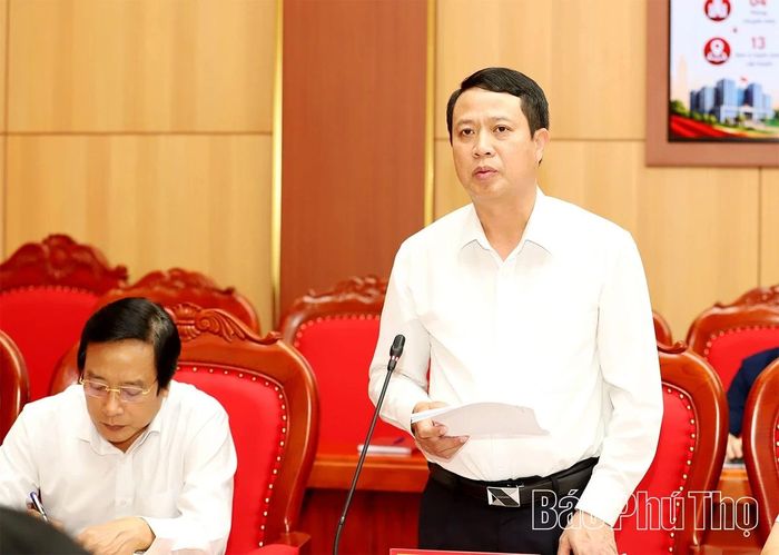 Đồng chí Bùi Đình Thi - Ủy viên Ban Thường vụ Tỉnh ủy, Trưởng Ban Tổ chức Tỉnh ủy báo cáo tại hội nghị.