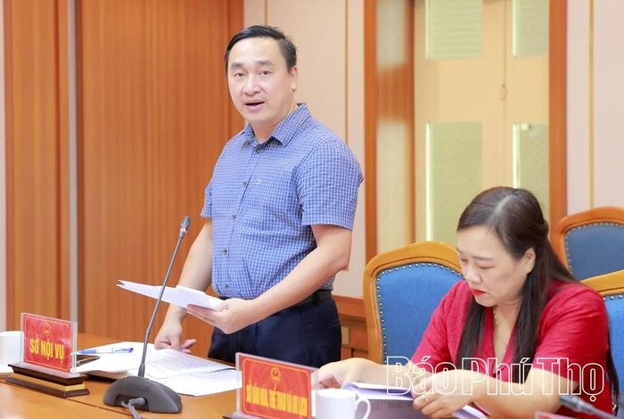 Lãnh đạo Sở Nội vụ báo cáo tiến độ triển khai thực hiện phương án sắp xếp thôn, tổ dân phố trên địa bàn tỉnh.