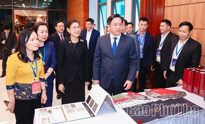 Các đồng chí: Thứ trưởng Bộ Ngoại giao Việt Nam Nguyễn Mạnh Cường; Phó Bí thư Tỉnh ủy, Chủ tịch UBND tỉnh Trần Duy Đông và các đại biểu tham quan gian hàng trưng bày sản phẩm Thái Lan tại chương trình.