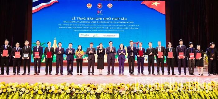 Các đại biểu trao đổi văn kiện hợp tác đầu tư tại chương trình.