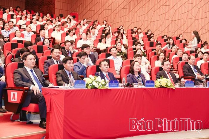 Đồng chí Thứ trưởng Bộ Ngoại giao Việt Nam Nguyễn Mạnh Cường và lãnh đạo tỉnh Phú Thọ tham dự tại chương trình.