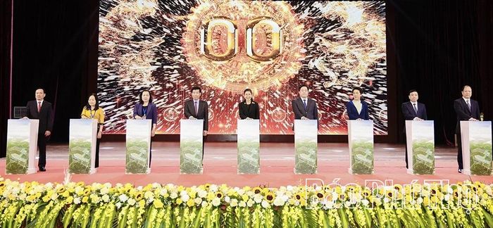 Các đại biểu thực hiện nghi thức ấn nút triển khai Dự án đầu tư xây dựng và kinh doanh kết cấu hạ tầng Khu công nghiệp Đoan Hùng - AMATA City Phú Thọ do Tập đoàn AMATA làm chủ đầu tư.