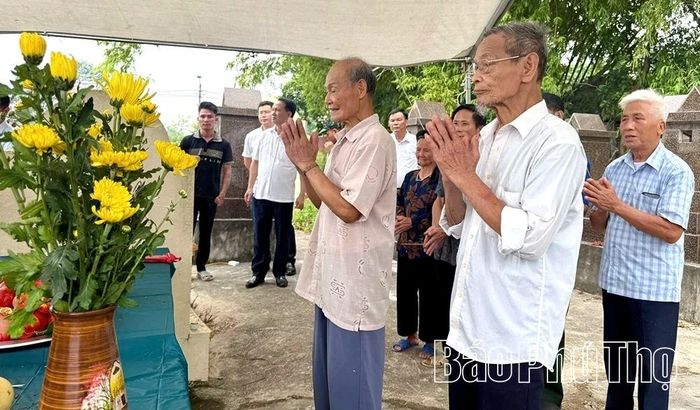 Thân nhân liệt sĩ Đỗ Văn Kỳ thực hiện các nghi lễ để đón hài cốt liệt sĩ về với gia đình.