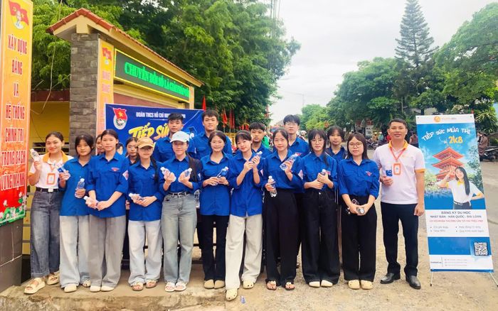 Đoàn viên thanh niên tham gia tiếp sức mùa thi - Ảnh: PV