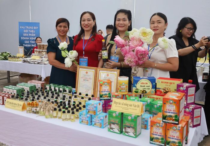 Các hợp tác xã, cơ sở sản xuất tham gia trưng bày, giới thiệu sản phẩm công nghiệp nông thôn tiêu biểu của địa phương - Ảnh: H.C