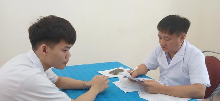 Ban Giám khảo kiểm tra kiến thức chuyên môn của từng thí sinh trong phần thi lý thuyết - Ảnh: H.Đ