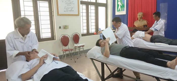 Tại phần thi thực hành, thí sinh thực hiện các nhóm thủ thuật cơ bản trên các vùng cơ thể được chỉ định - Ảnh: H.Đ