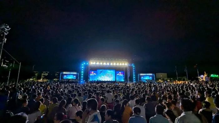 Hàng nghìn khán giả đến với đêm nhạc Trịnh Công Sơn năm 2024 tại TP. Đông Hà (cũ) - Ảnh: Tuyên giáo Đông Hà