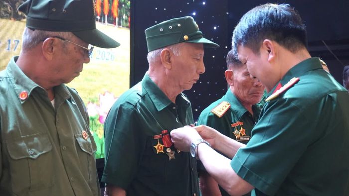 Đại diện Bộ Tư lệnh Pháo binh-Tên lửa trao tặng kỷ niệm chương pháo binh cho 26 hội viên tiêu biểu - Ảnh: H.T