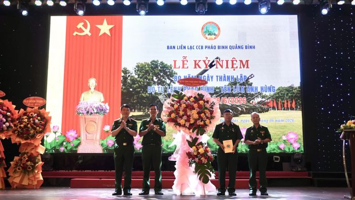 Đại tá Lê Đức Hòe, Ủy viên Ban Thường vụ, Phó Chính ủy Bộ Tư lệnh Pháo binh-Tên lửa tặng hoa và quà chúc mừng buổi gặp mặt - Ảnh: H.T
