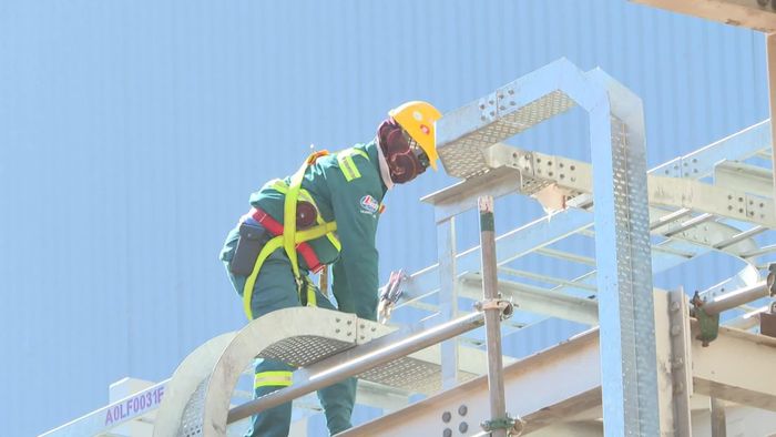 Công nhân làm việc trong ngày nắng nóng - Ảnh: N.T
