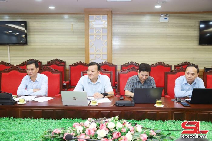 Đại biểu các sở, ngành dự cuộc làm việc. 