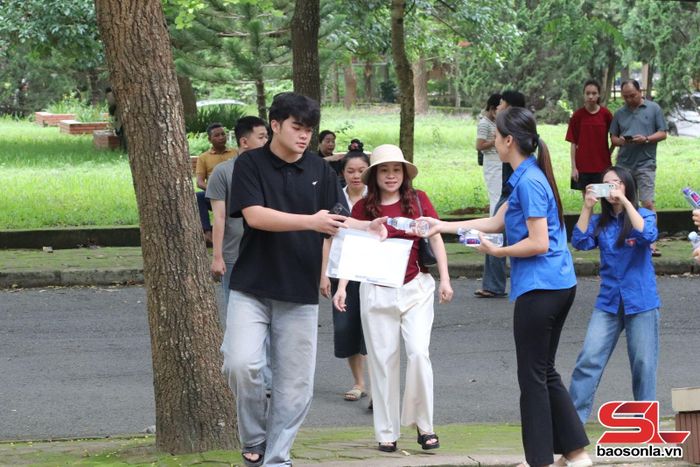 Thí sinh được hỗ trợ nước uống.