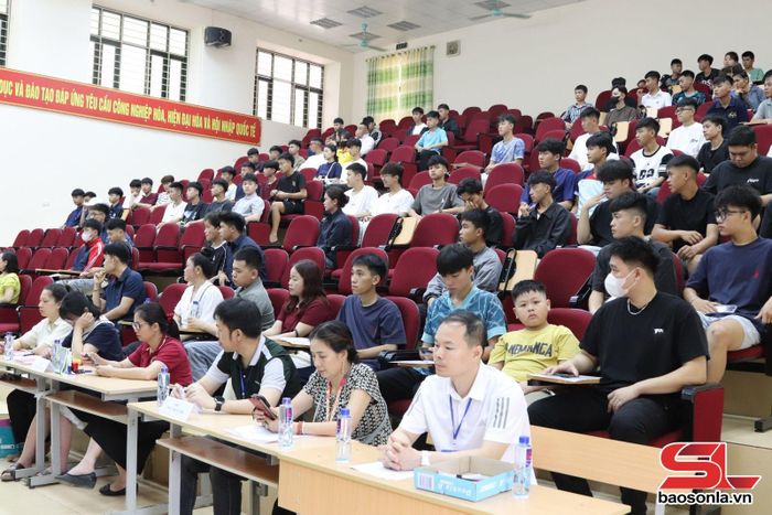 Thí sinh làm thủ tục dự thi thông qua kiểm tra thể lực.
