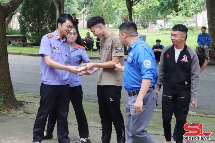 Đoàn viên hỗ trợ đồ ăn nhẹ cho thí sinh.