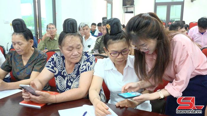 Đảng viên sử dụng ứng dụng Sổ tay đảng viên điện tử.