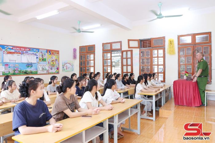 Công an xã Mường Khiêng tuyên truyền về tác hại của ma túy cho học sinh trên địa bàn.