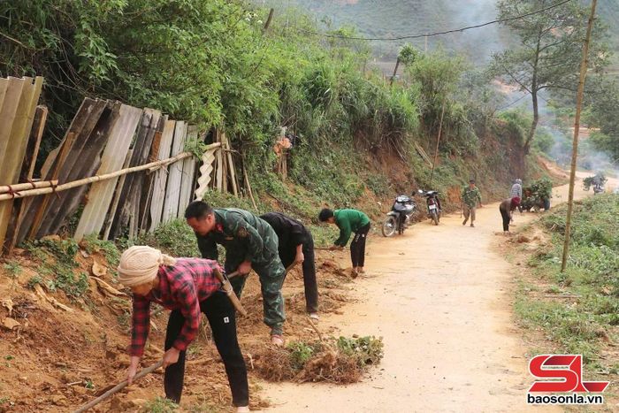 Nhân dân bản Suối Khang, xã Suối Tọ vệ sinh tuyến đường nội bản.