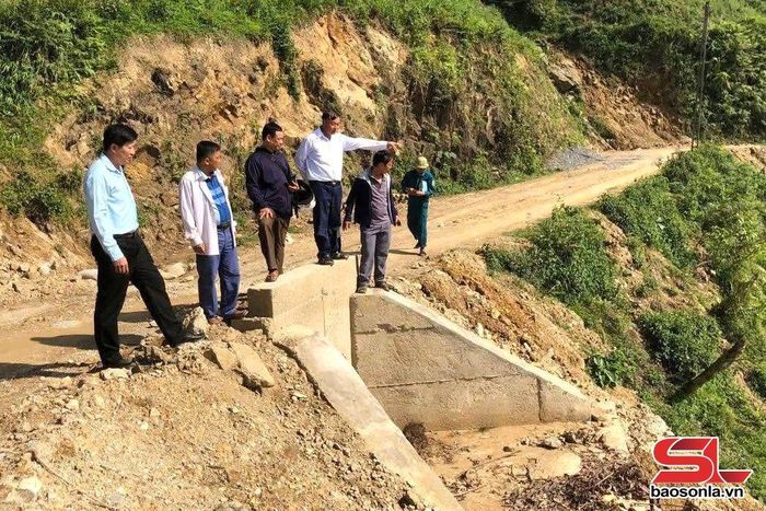 Cán bộ xã Suối Tọ kiểm tra các dự án từ nguồn vốn Chương trình 1719.