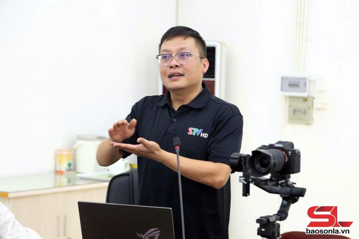 Nhà báo Nguyễn Trung Hiếu chia sẻ kỹ năng quay phim.