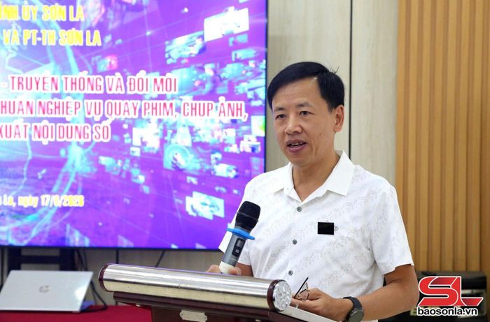 Nhà báo Nguyễn Trường Chinh, Giám đốc Báo và PTTH Sơn La phát biểu tại buổi trao đổi nghiệp vụ.