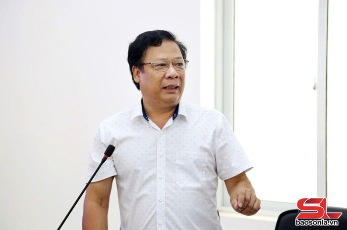 Nhà báo Lê Huy Ngoan, Phó Giám đốc Báo và PTTH Sơn La phát biểu tại buổi trao đổi nghiệp vụ. (KTV Chỉnh ảnh sáng lên)