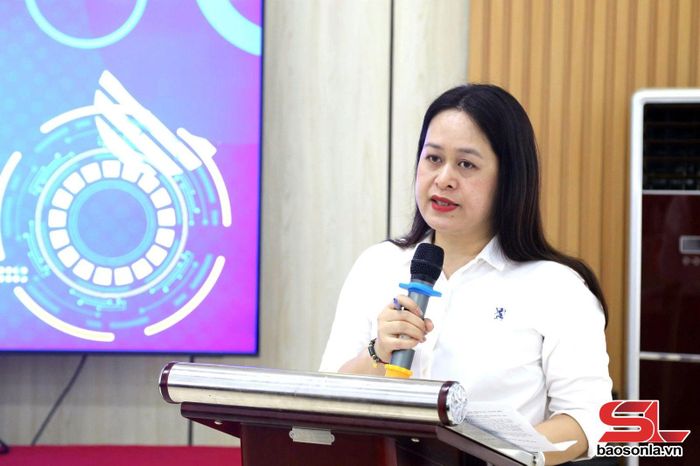 Nhà báo Lê Quỳnh Ngọc, Trưởng phòng Báo in và Điện tử, phát biểu tại buổi trao đổi nghiệp vụ.