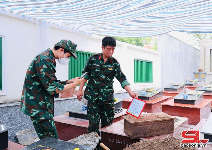 Lực lượng chức năng thực hiện số hóa thông tin quá trình lấy mẫu giám định, xác định danh tính hài cốt liệt sĩ.