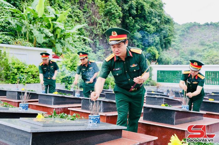 Cán bộ, chiến sĩ Bộ CHQS tỉnh thắp hương tưởng niệm các Anh hùng liệt sĩ tại Nghĩa trang liệt sĩ, tử sĩ Viện Quân y 6, Quân khu Tây Bắc.