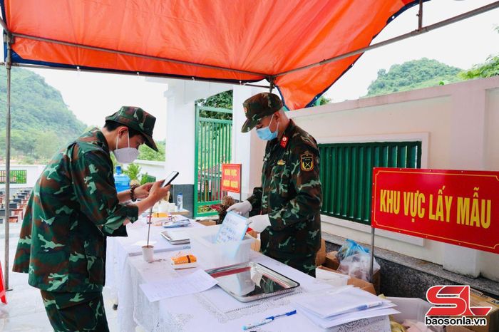 Lực lượng chức năng thực hiện số hóa thông tin quá trình lấy mẫu giám định, xác định danh tính hài cốt liệt sĩ. 