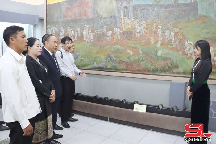 Đoàn đại biểu Mặt trận Lào xây dựng đất nước tỉnh Bò Kẹo, U Đôm Xay tham quan Di tích Quốc gia đặc biệt Nhà tù Sơn La.