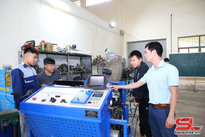 Giờ thực hành của sinh viên khoa Công nghệ ô tô, Trường Cao đẳng Kỹ thuật Công nghệ Sơn La.
