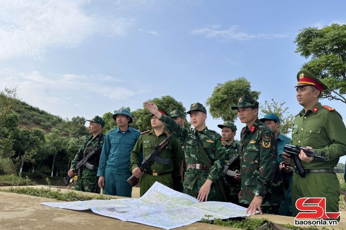 ĐVTN Đồn Biên phòng Chiềng On phối hợp với lực lượng Công an xã Phiêng Khoài tuần tra đường biên, mốc giới.
