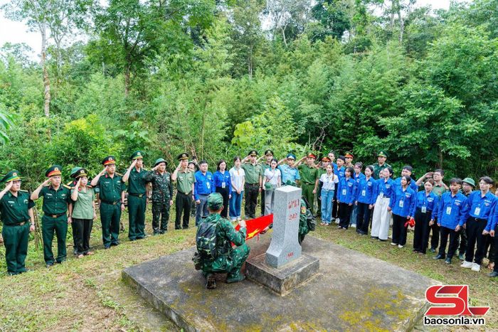 Đoàn thanh niên Đồn Biên phòng Chiềng Tương tổ chức “Tiết học biên cương” tại cột Mốc 242 cho các em học sinh tại địa bàn xã Lóng Phiêng .