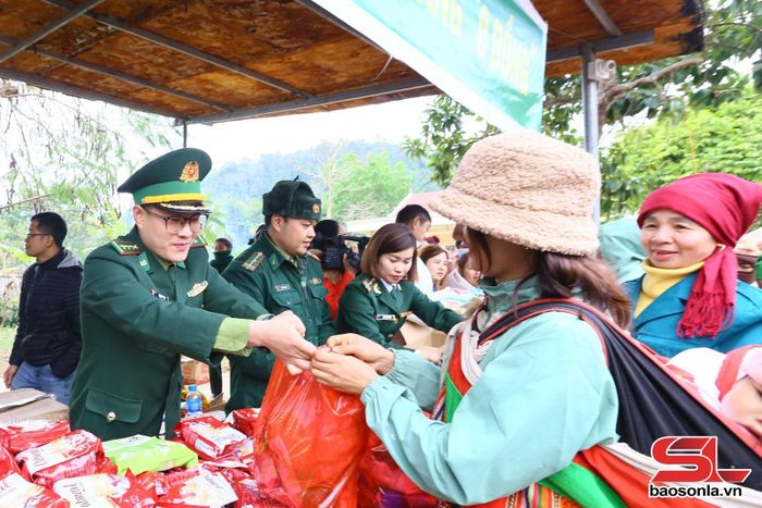 Bộ đội Biên phòng trao tặng quà cho các hộ gia đình có hoàn cảnh khó khăn vùng biên giới.