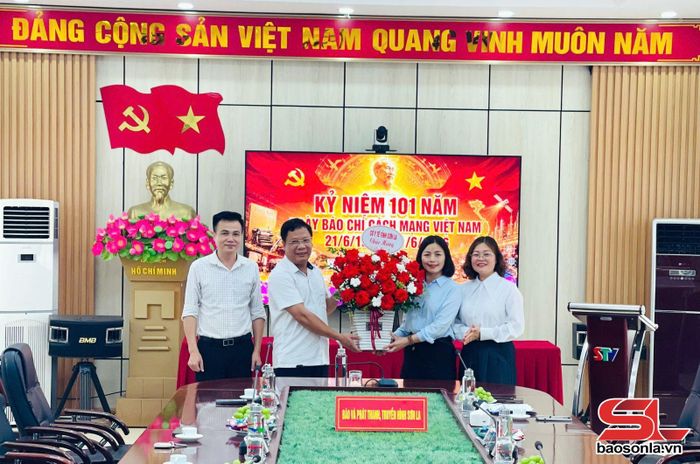 Lãnh đạo Sở Y tế tặng hoa chúc mừng Báo và Phát thanh, truyền hình Sơn La.