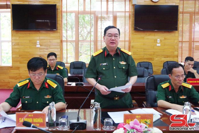 Lãnh đạo Bộ CHQS tỉnh Sơn La báo cáo kết quả triển khai thực hiện công tác 1389 với đoàn kiểm tra