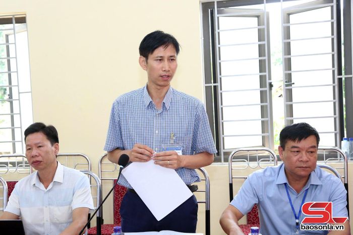 Lãnh đạo xã Lóng Phiêng báo cáo tình hình thực hiện chính sách đất đai đối với đồng bào dân tộc thiểu số.